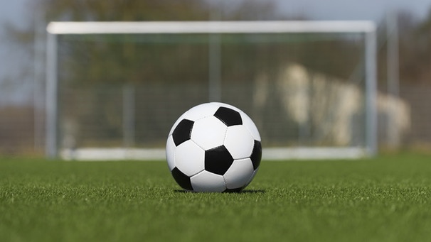Fußball liegt vor einem Tor, Foto: Karl Holzhauser, (c)MEV_Aktuelles-Fotoarchiv-124 | Bild: MEV/Karl Holzhauser