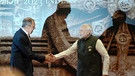 Sergei Lawrow (l), Außenminister von Russland, wird beim G20-Gipfel von Narendra Modi, Premierminister von Indien, begrüßt. Die Gruppe der G20 umfasst führende Industrienationen und aufstrebende Volkswirtschaften, die zusammen für einen Großteil der Weltbevölkerung und der globalen Wirtschaftskraft stehen.  | Bild: dpa-Bildfunk/Kay Nietfeld