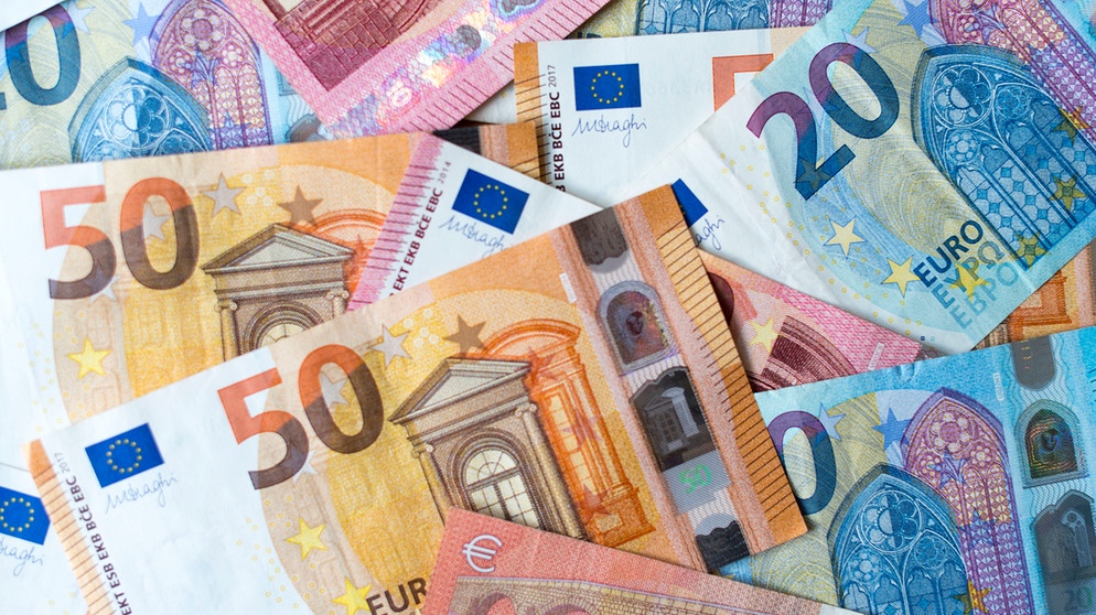 Zahlreiche Banknoten zu 10, 20 und 50 Euro liegen auf einem Tisch.  | Bild: dpa-Bildfunk/Monika Skolimowska