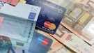 Symbolbild: Geldscheine und Kreditkarte | Bild: picture-alliance/dpa