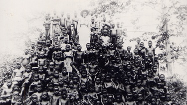 Die britische Anti-Sklaverei-Aktivistin Alice Seeley-Harris mit afrikanischen Kindern im Kongo (1904). | Bild: Anti-Slavery International/BBC/BR