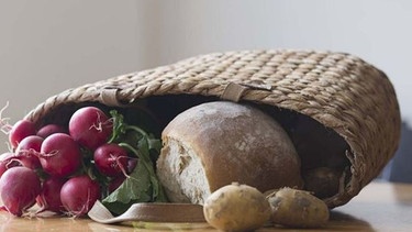 Einkaufskorb mit Radieschen, Brot und losen Kartoffeln | Bild: imago stock&people