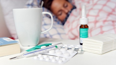 Symbolbild Grippe: Medikamente und ein Fieberthermometer liegen auf einem Nachttisch | Bild: dpa-Bildfunk/Maurizio Gambarini