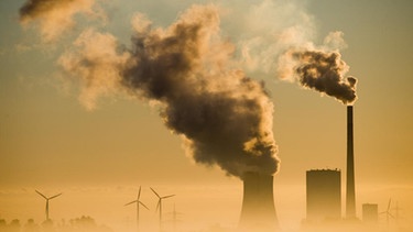 An Industrieanlagen muss der CO2 Ausstoß gemessen werden. | Bild: picture-alliance/dpa