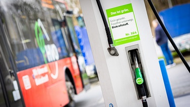 DB-Busse mit klimafreundlichem Biokraftstoff im Einsatz | Bild: picture alliance/dpa / Moritz Frankenberg