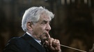 Leonard Bernstein dirigiert in der barocken Basilika von Ottobeuren die Paukenmesse "Missa in tempore belli". [Aufnahmedatum: Oktober 1984] | Bild: BR/Foto Sessner