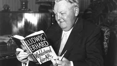 Ludwig Erhard hält sein Buch "Wohlstand für Alle" in der Hand | Bild: picture-alliance/dpa