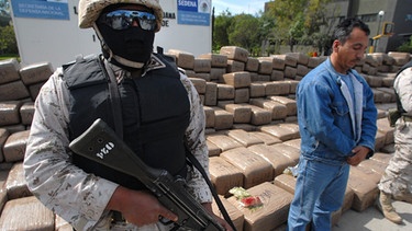 Bewaffneter Polizist vor Drogen | Bild: picture-alliance/dpa