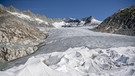 Eine Uebersicht der mit Planen abgedeckte Eisgrotte am Gletscherende des Rhonegletscher oberhalb von Gletsch am Furkapass | Bild: picture-alliance/dpa