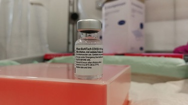Eine Impfstoff-Dose von Biontech/Pfizer | Bild: BR/Jürgen Gläser