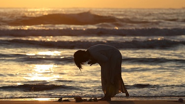 nano - 10 Jahre Fukushima / Mariko Odawara, a dancer, offer a prayer, | Bild: picture-alliance/dpa