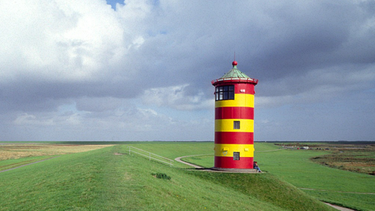 Nordtour - Ostfriesland und Inseln - 19 kleine Orte liegen im westlichsten Zipfel Ostfrieslands. Am bekanntesten sind Greetsiel und der Pilsumer Leuchtturm. | Bild: NDR