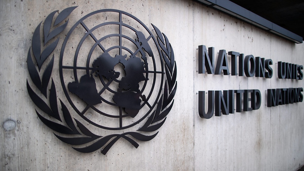 Schweiz, Genf: "Nations Unies" und "United Nations" steht am Haupteingang des Palais des Nations, Sitz des Büros der Vereinten Nationen. | Bild: picture alliance / Daniel Karmann