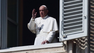 Papst Franziskus erteilt seinen Segen | Bild: dpa-Bildfunk/Evandro Inetti