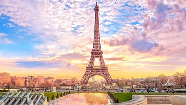 Der Eiffelturm von Paris bei Sonnenuntergang. | Bild: stock.adobe.com/MarinadeArt