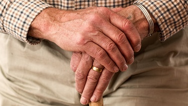 Die Parkinson-Krankheit betrifft vor allem ältere Menschen.  | Bild: dpa-Bildfunk/Biogen GmbH
