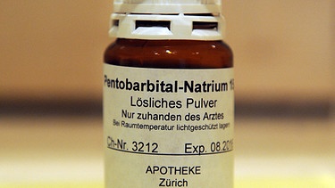 Symbolbild Sterbehilfe - eine leere Flasche mit Pentobarbital-Natrium  | Bild: picture alliance