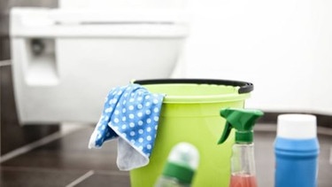 Hygiene · Der Kampf gegen Keime / Reinigungs-Utensilien | Bild: planet-wissen.de