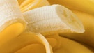 Planet Wissen - Frische Bananen, eine halb geschältBananen – Heiß geliebt und von Krankheiten bedroht | Bild: planet-wissen.de