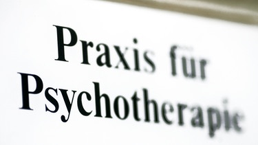 Schild: Praxis für Psychotherapie (Symbolbild) | Bild: picture-alliance/dpa