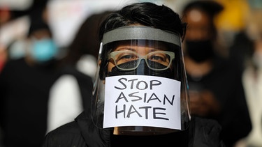 USA, New York: Ein Demonstrant nimmt an einem Protest gegen anti-asiatischen Rassismus teil. | Bild: dpa-Bildfunk/Wang Ying
