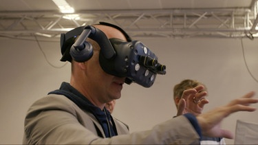 K. Schwanke mit VR-Brille / Wie die Digitalisierung unsere Sicherheit verändert | Bild: BR