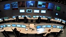 space-night-news | Raumfahrtkontrolleure sitzen im Hauptkontrollraum des Satellitenkontrollzentrums der Europäischen Raumfahrtorganisation ESA in Darmstadt an ihren Monitoren.  | Bild: picture-alliance/dpa