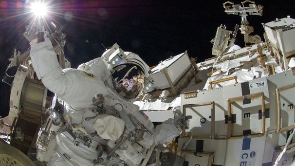 Space Night News | Neuigkeiten aus dem All - Sunita Williams bei einem Spacewalk während ihres Einsatzes auf der ISS 2013   | Bild: NASA