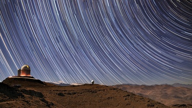 Space Night science | Neuigkeiten aus dem All - Astrolexikon: Das Lichtjahr - Der Himmel über dem La-Silla-Observatorium der ESO in Chile. Die hellen Strichspuren entstehen durch die Drehung der Erde um ihre eigene Achse. | Bild: BR/ESA