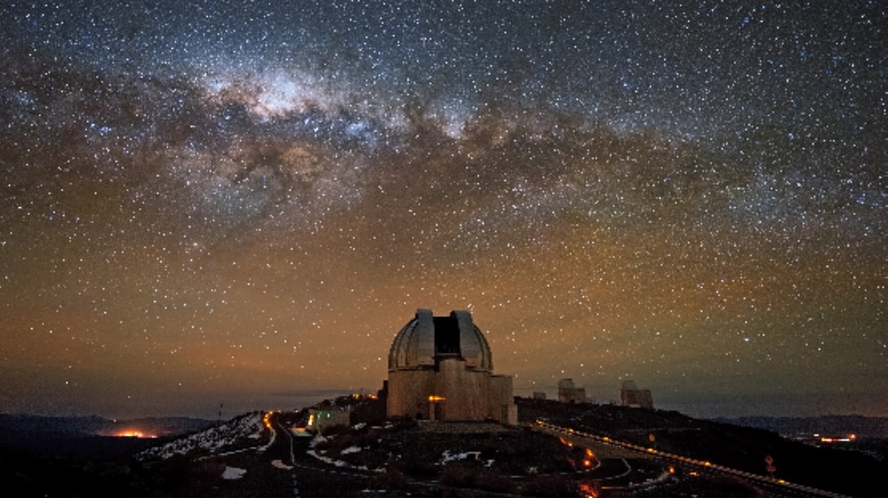 Space Night science | Neuigkeiten aus dem All - Unser Blick in die Sterne - "Die Milchstraße über dem Teleskop in La Silla" | Bild: ESO/José Francisco Salgado
