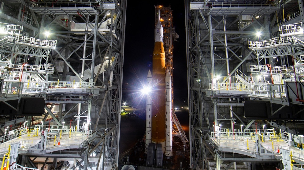 Die SLS-Rakete wird aus der Montagehalle Mitte August 2022 zum anvisierten Start gerollt.  | Bild: NASA/Joel Kowsky