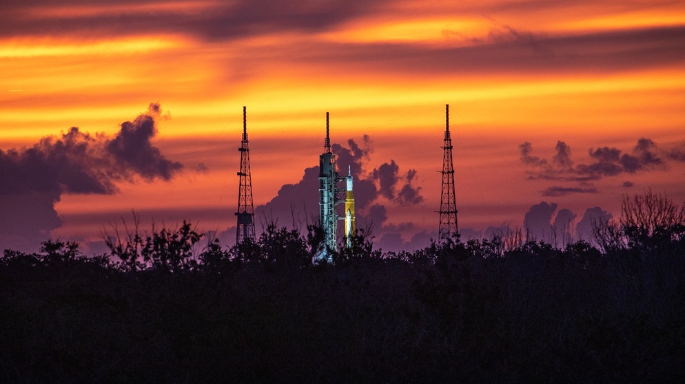 Die SLS-Rakete mit dem Orion-Service Modul der ESA auf dem Launchpad 39B des Kennedy Space Center in Florida. | Bild: NASA/Ben Smegelsky