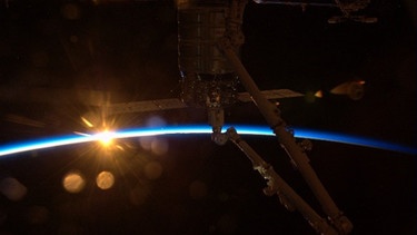 Aufnahme eines Sonnenaufgangs des ESA Astronauten Alexander Gerst von der ISS aus.  | Bild: BR