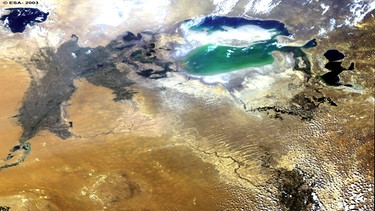 Satellitenaufnahme von Teilen Zentral- asiens und des Aralsees im Gebiet von Kasachstan und Usbekistan, der durch rigorosen Wasserentzug für Bewässerungs- zwecke zu großen Teilen ausgetrocknet ist. | Bild: picture alliance / akg-images 