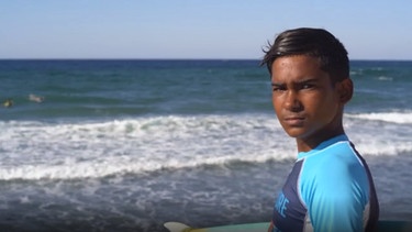 Der 11-jährige Alejandro aus Kuba surft jeden Tag und liebt es, sich am Brett neuen Herausforderungen zu stellen. | Bild: BR