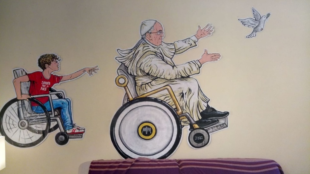 Künstler MAUPAL (Mauro Palotta) findet immer wieder neue Ideen, mit denen er das Wirken von Papst Franziskus darstellt. | Bild: BR/MAUPAL/Johannes Winkler