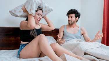 Ein Paar streitet sich im Schlafzimmer. | Bild: picture alliance / imageBROKER / Isai Hernandez
