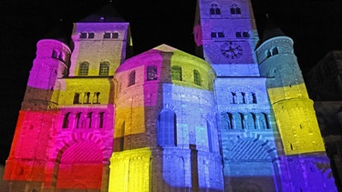 Trier - Romanische Fassade des Doms, künstlerisch illuminiert | Bild: picture-alliance/dpa