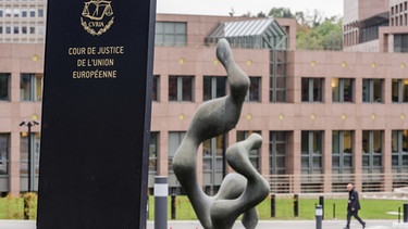 ARCHIV - 05.10.2015, Luxemburg: Ein Mann geht über das Gelände vom Gerichtshof der Europäischen Union (EuGH)  | Bild: dpa-Bildfunk/Geert Vanden Wijngaert