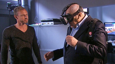 Ralf Breker (links) und Oliver Bendixen mit 3D-Brille auf Spurensuche. | Bild: BR