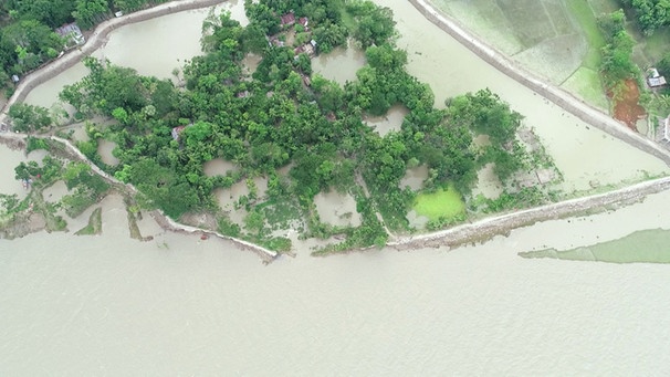 Das Dorf Dorirampur auf der größten Insel Bangladeschs, auf Bhola, wurde bereits dem gewaltigen Fluss Meghna überlassen. Die Menschen bleiben schutzlos und fliehen in die Städte.
| Bild: BR/SWR
