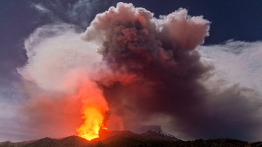 Der Vulkan Ätna auf Sizilien spuckt Lava und Rauch. Der aktivste Vulkan Europas bricht seit letzter Woche kontinuierlich aus und stößt Rauch, Asche und Fontänen rotglühender Lava aus. | Bild: dpa-Bildfunk/Salvatore Allegra