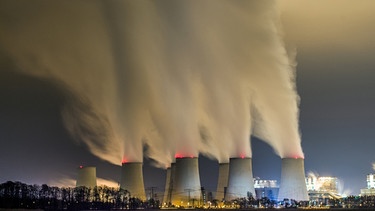 Kühltürme eines Braunkohlekraftwerkes: Kritiker fordern einen möglichst schnellen Abschied von der Kohle | Bild: dpa-Bildfunk