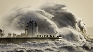 Welle verschlingt Gebäude | Bild: Picture alliance/dpa