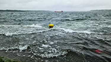 Wellen im Meer an der Ostseeküste | Bild: picture alliance / CHROMORANGE / Michael Piepgras