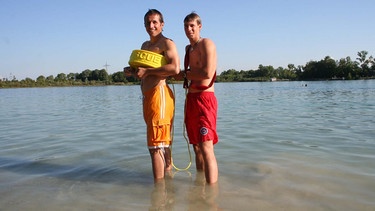 Alles ok auf dem Badesee? / Willi mit Wasserwachtler Sascha am Langwieder See bei München. | Bild: BR/megaherz gmbh/