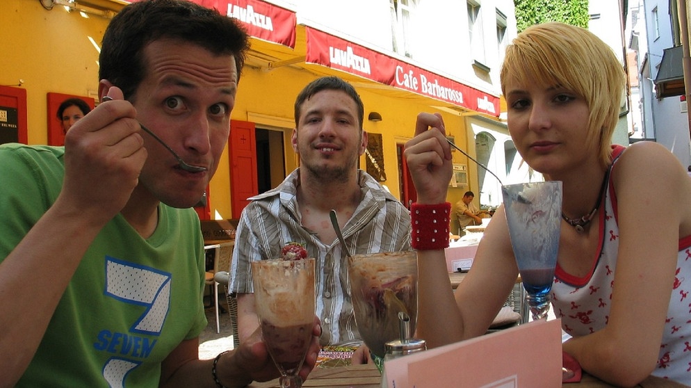 Was heißt hier eigentlich behindert? / Willi (links) findet jedenfalls, daß man mit Denis und Jassi genauso viel Spaß beim Eisessen haben kann, wie mit jedem anderen Menschen auch! | Bild: BR/megaherz gmbh/