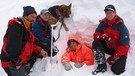 Wer wacht am Berg? / Willi Weitzel bei einer Übung der Bergwacht mit Peilgeräten und Suchhunden. | Bild: BR/megaherz gmbh