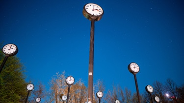 Das Kunstwerk «Zeitfeld» von Klaus Rinke im Volksgarten, Düsseldorf. Die Uhren zeigen auf zwei Uhr in der Nacht, in der auf Sommerzeit umgestellt wird.  | Bild: dpa-Bildfunk/Fabian Strauch
