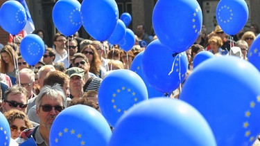 Zeichen setzen für Europa vor dem Kölner Dom | Bild: picture-alliance/dpa